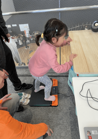 子どもが遊ぶ様子