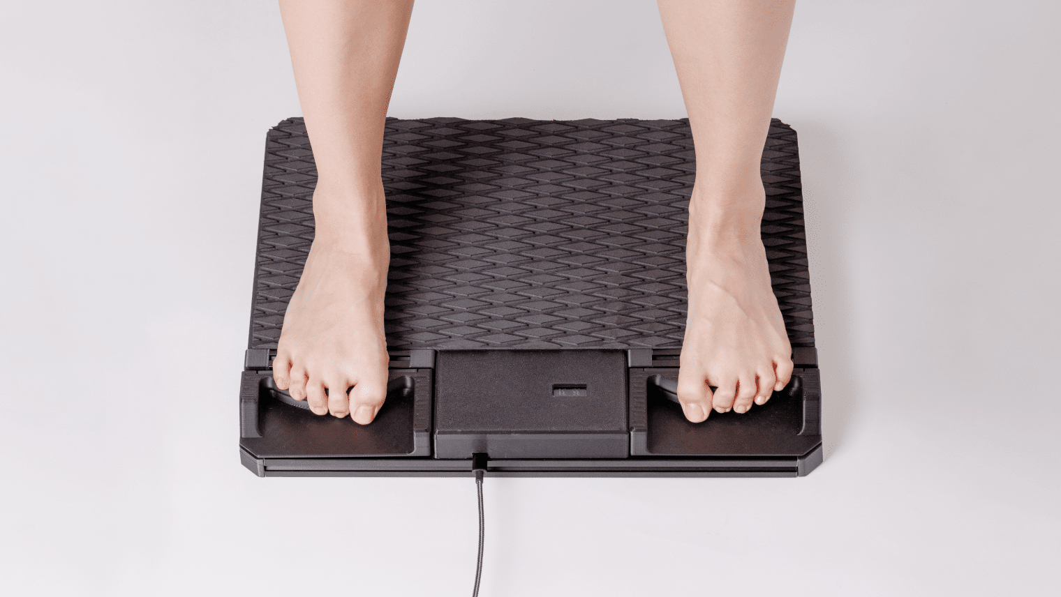 ハジチェック本体に両足を乗せている様子